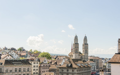 Fototapeta na wymiar Zürich, Stadt, Altstadt, historische Altstadthäuser, Grossmünster, Kirche, Kirchtürme, Niederdorf, Limmat, Sommer, Schweiz
