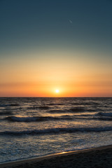 Tramonto sul mare mosso