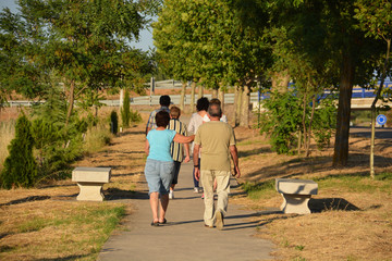 Obraz premium caminando una tarde de verano