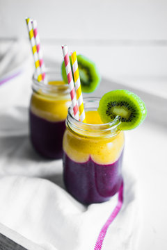 Two layer smoothie in mason jar