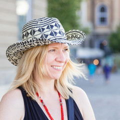 Lachende blonde Frau mit Cowboyhut