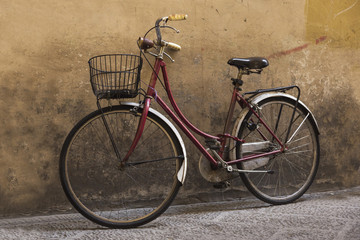 Fototapeta na wymiar Bikes on the streets of Firenze (Florence) 