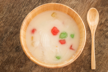 Water chestnut coated with tapioca starch in coconut cream