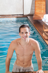Obraz premium Guy coming out of the pool