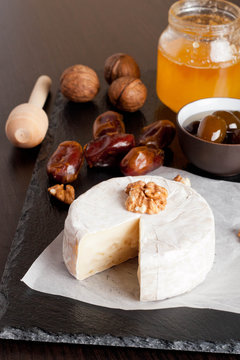delicious Camembert with honey and nuts