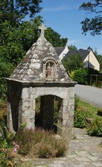Obraz premium La fontaine St Lubin et son lavoir