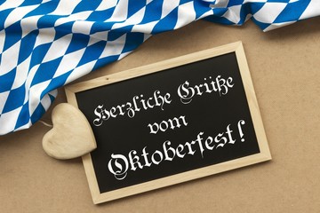 Fototapeta na wymiar Oktoberfest Schiefer-Tafel mit Fahnenstoff