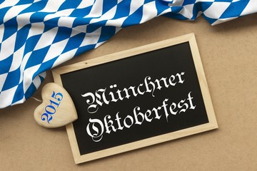 Oktoberfest Schiefer-Tafel mit Fahnenstoff