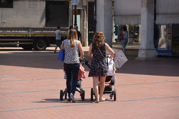 madres paseando con el carrito del niño