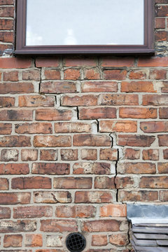 step cracking to brickwork