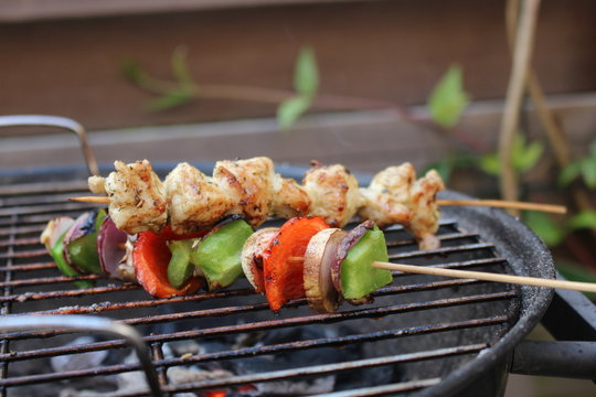 Spiesje op bbq met kip en groente