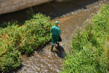 limpiando el cauce de un rio