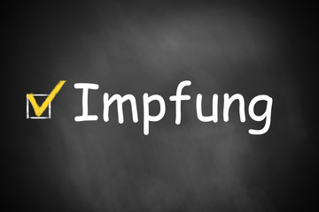 Schwarze Tafel Impfung angekreuzt geimpft