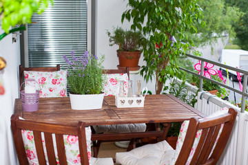 balcony in summer - Balkon im Sommer, Tisch, Stühle, Deko, Lave