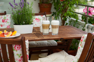 balcony in summer - Balkon im Sommer, Latte macchiato, Tisch