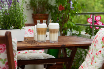 balcony in summer - Balkon im Sommer, Latte macchiato, Tisch