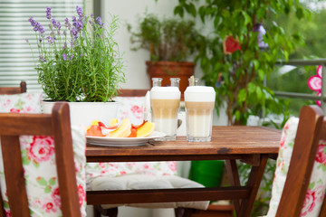 balcony in summer - Balkon im Sommer, Latte macchiato, Tisch