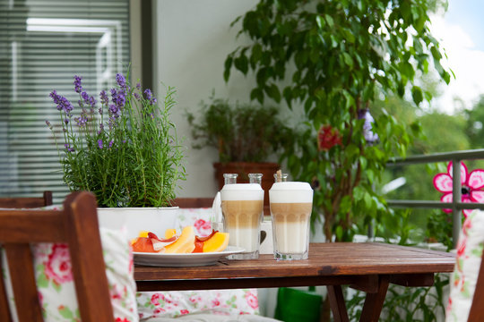 balcony in summer - Balkon im Sommer, Latte macchiato, Tisch, St