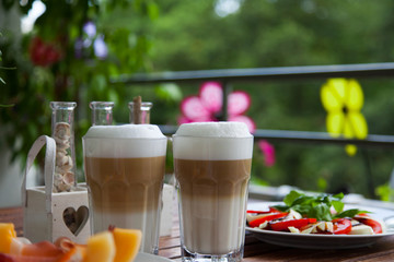 balcony in summer - Balkon im Sommer, Latte macchiato, Tisch