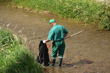 limpiando el cauce de un rio