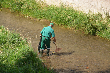 limpiando el cauce de un rio