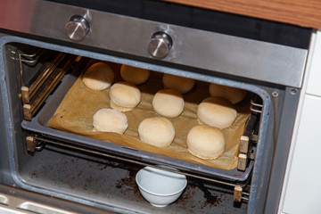 freshly baked rolls - frisch gebackene Brötchen im Ofen
