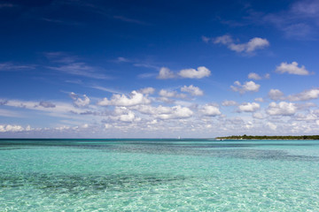 Fototapeta na wymiar Turquoise empty Caribbean sea