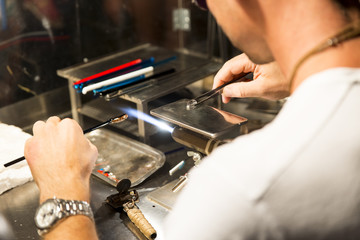 artigiano che lavora il vetro 