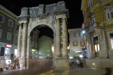 Obraz premium Roman Arch of Sergii in Pula in Croatia at night