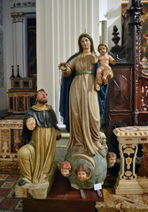 statua in legno scolpito raffigurante un soggetto religioso