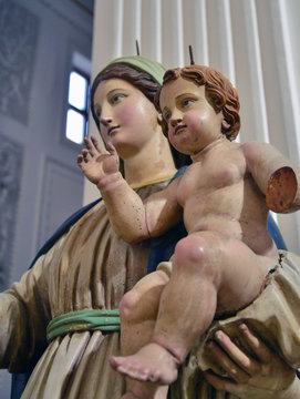 statua in legno scolpito raffigurante un soggetto religioso