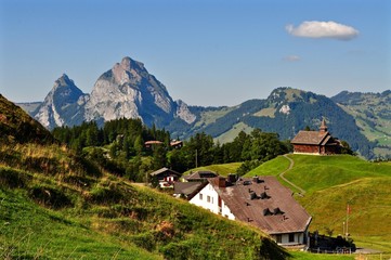 Bergdorf Stoos mit Mythen (Berge) im Hintergrund, Schweiz