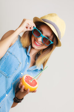 Summer. Girl tourist drinking grapefruit juice