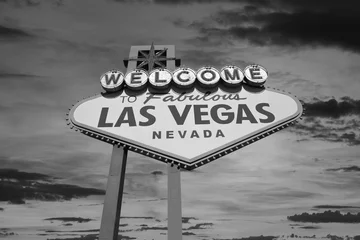 Fotobehang Las Vegas welkomstbord met zonsopganghemel in zwart-wit © trekandphoto