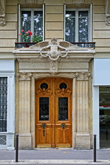 Fototapeta na wymiar Paris, apartment building with ornate entrance