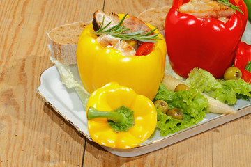 Paprikaschoten, gefüllt, gegrillte Putenbrust, Gemüse, Salat