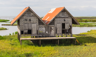 Obraz premium The old waterfront cottage in the countryside.