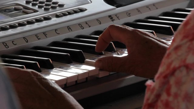 hands playing keyboard