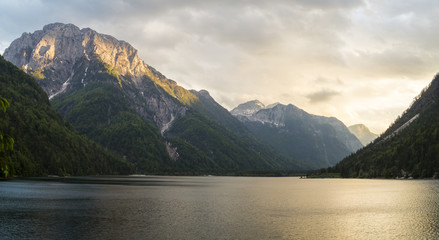Alpejskie jezioro w Alpach Julijskich-Lago del Predil - obrazy, fototapety, plakaty