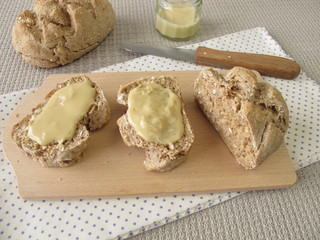 Selbst gebackene Brötchen mit Mandelmus