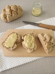 Selbst gebackene Brötchen mit Mandelmus