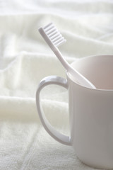 Fototapeta na wymiar 歯ブラシとコップとタオル,歯磨きのイメージ