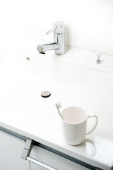 洗面台に置かれた歯ブラシとコップ