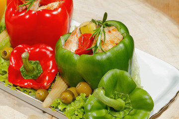 Paprikaschoten, gefüllt, gegrillte Putenbrust, Gemüse, Salat