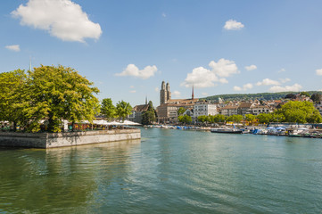 Obraz premium Zurych, stare miasto, Grossmünster, Limmat, Limmatquai, Münsterbrücke, letni dzień, Szwajcaria