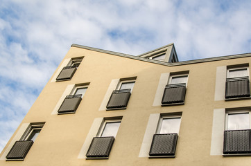 Wohnhaus vor Himmel mit Schäfchenwolken