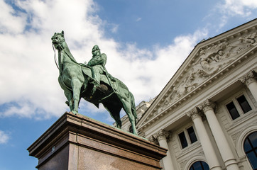 Obraz premium Reiterstatue am Rathaus Hamburg Altona