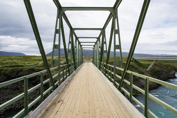Ponte pedonale in acciaio e legno sul fiume  Skjalfandafljot, Islanda
