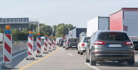 Crédence de cuisine en verre imprimé Voitures rapides freeway with building lot and traffic jam