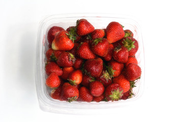 Спелая яркая блестящая красная клубника